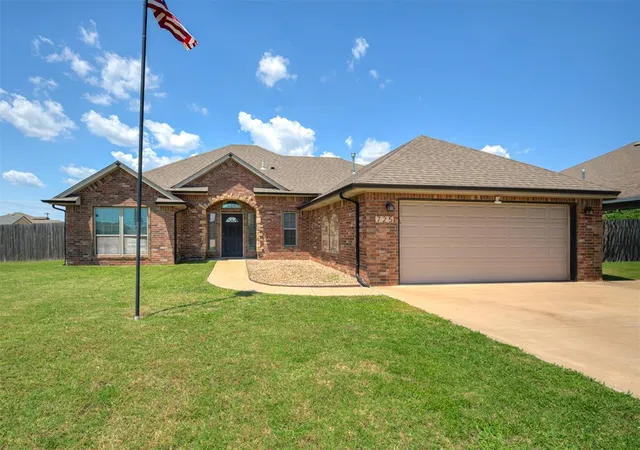 Homes for sale in Moore, OK | 725 Sw 12th St, Moore, OK 73160 | MLS# 1238533
