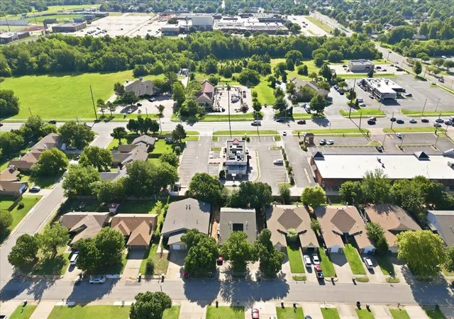 2nd image of 1312 Pennington Ave, Edmond, OK 73012