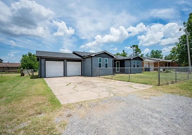 Homes for sale in Chickasha, OK | 119 Windsor Rd, Chickasha, OK 73018 | MLS# 1238544