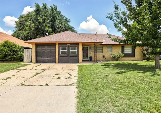 Homes for sale in Moore, OK | 125 Sw 11th St, Moore, OK 73160 | MLS# 1238546