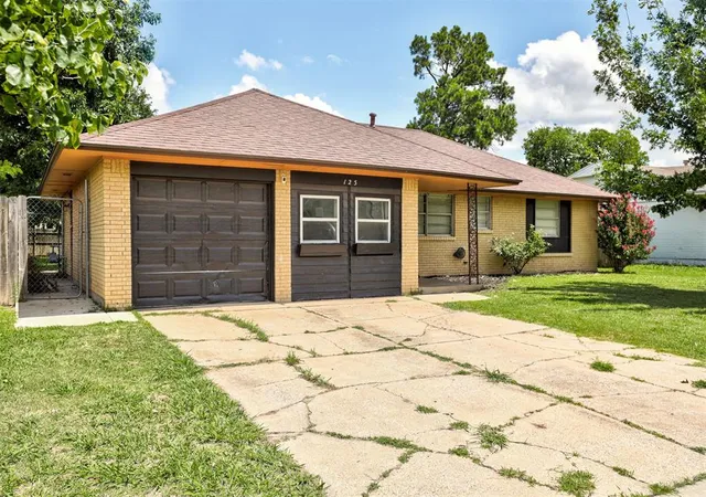 Homes for sale in Moore, OK | 125 Sw 11th St, Moore, OK 73160 | MLS# 1238546