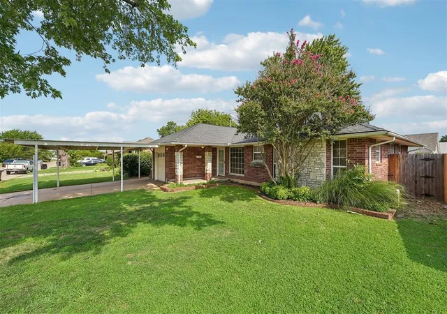 Homes for sale in Moore, OK | 1013 Nw 5th St, Moore, OK 73160 | MLS# 1238547