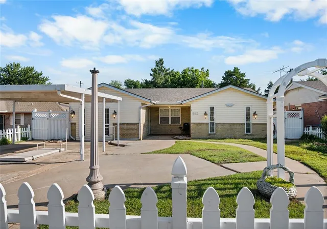 Homes for sale in Shawnee, OK | 812 E Georgia St, Shawnee, OK 74804 | MLS# 1238598
