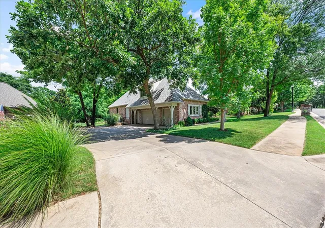 3rd image of 2808 Woodland Creek Dr, Edmond, OK 73034 | MLS# 1238604