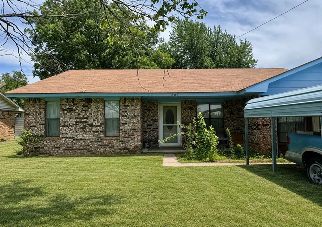 Homes for sale in Anadarko, OK | 607 Se 4th St, Anadarko, OK 73005 | MLS# 1238671
