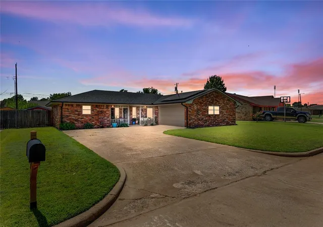 Homes for sale in Weatherford, OK | 1317 Jefferson St, Weatherford, OK 73096 | MLS# 1238714