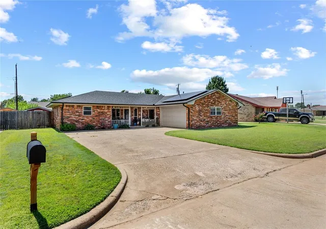 Homes for sale in Weatherford, OK | 1317 Jefferson St, Weatherford, OK 73096 | MLS# 1238714