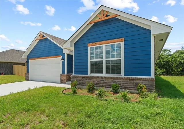 Homes for sale in Harrah, OK | 4616 Lincoln Lndg, Harrah, OK 73045 | MLS# 1238751