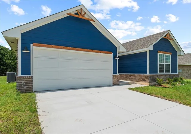 Homes for sale in Harrah, OK | 4616 Lincoln Lndg, Harrah, OK 73045 | MLS# 1238751