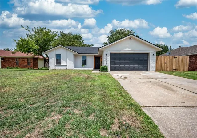 Homes for sale in El Reno, OK | 2452 Stone Glen Dr, El Reno, OK 73036 | MLS# 1238774