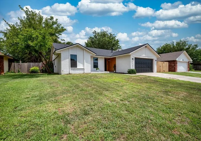Homes for sale in El Reno, OK | 2452 Stone Glen Dr, El Reno, OK 73036 | MLS# 1238774