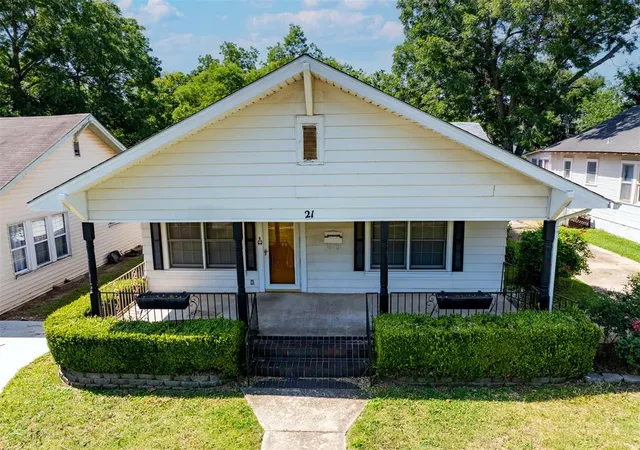 Photo 2 of Sale Pending at 21 E Severn St, Shawnee, OK 74801 | MLS# 1238791 | Listing updated on 2026-07-29
