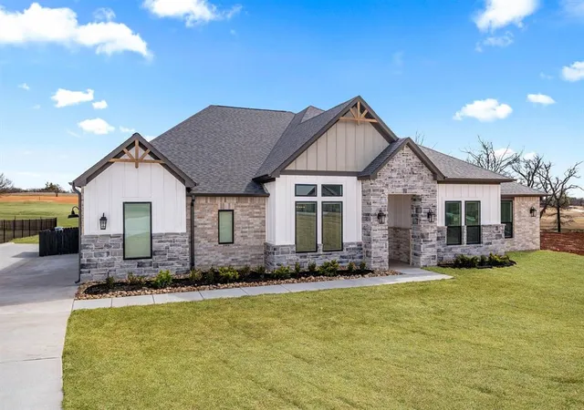 Photo 2 of Single family home for sale at 2284 Summit Cir, Blanchard, OK 73010 | MLS# 1238811 | Listing updated on 2026-07-11