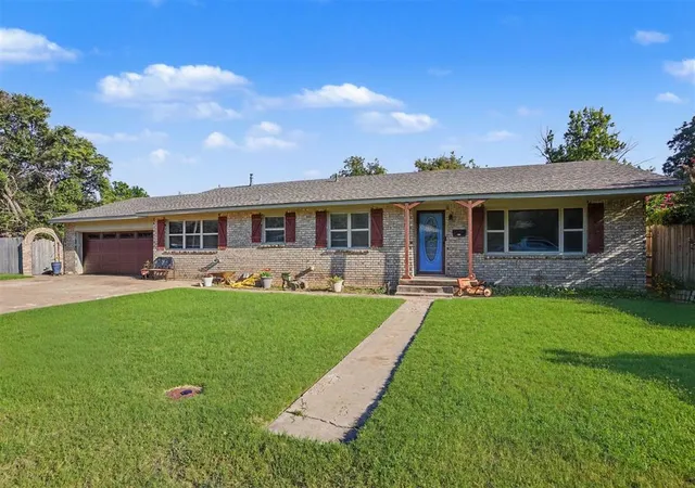 Homes for sale in Mangum, OK | 116 W Jackson St, Mangum, OK 73554 | MLS# 1238863