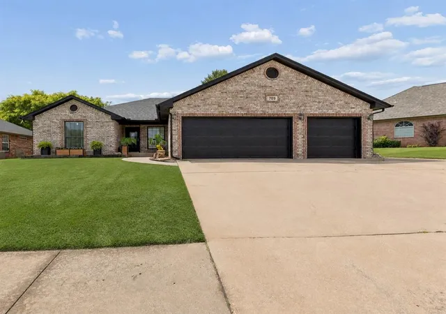 2nd image of 709 Chateau Ave, Yukon, OK 73099 | MLS# 1238878