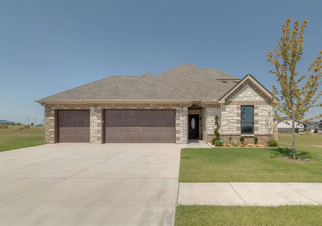 3rd image of 19409 S Country Dr, Edmond, OK 73012 | MLS# 1238922