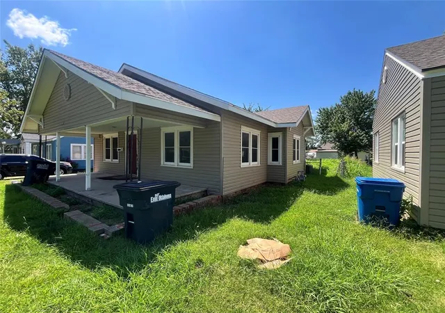 Photo 2 of Single family home for sale at 1309 W Elm Ave, Enid, OK 73703 | MLS# 1238924 | Listing updated on 2026-08-11
