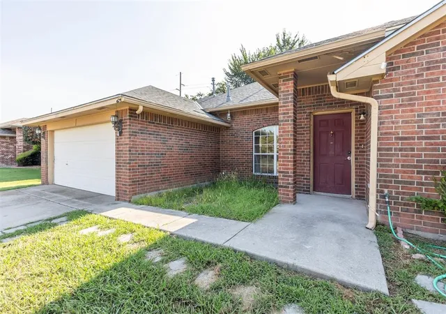 Photo 2 of Single family home for sale at 1833 Parkridge Dr, Norman, OK 73071 | MLS# 1238927 | Listing updated on 2026-07-12