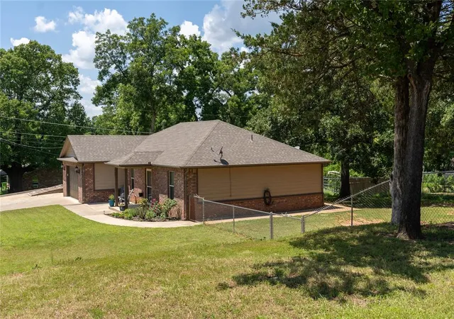Photo 3 of Single family home for sale at 407 E Carlos Ave, Bristow, OK 74010 | MLS# 1238941 | Listing updated on 2026-08-02