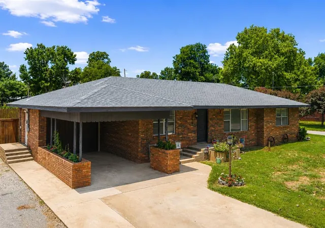 1st image of 515 S Kerr Ave, Pauls Valley, OK 73075 | MLS# 1238954