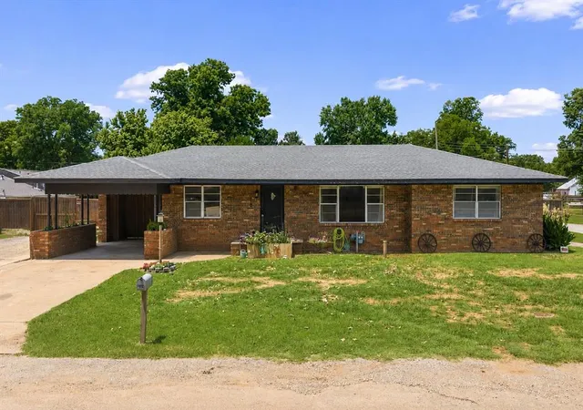 2nd image of 515 S Kerr Ave, Pauls Valley, OK 73075 | MLS# 1238954