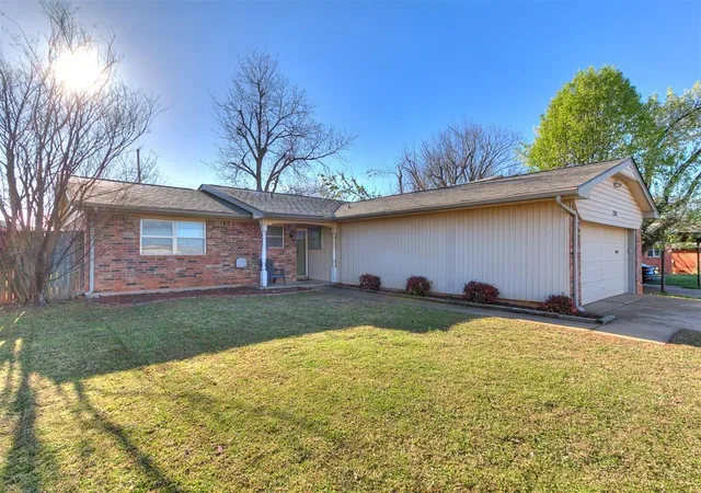 2nd image of 124 Oakside Dr, Moore, OK 73160 | MLS# 1238991