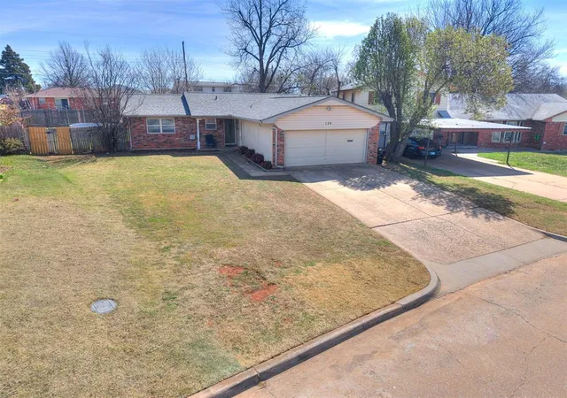 3rd image of 124 Oakside Dr, Moore, OK 73160 | MLS# 1238991