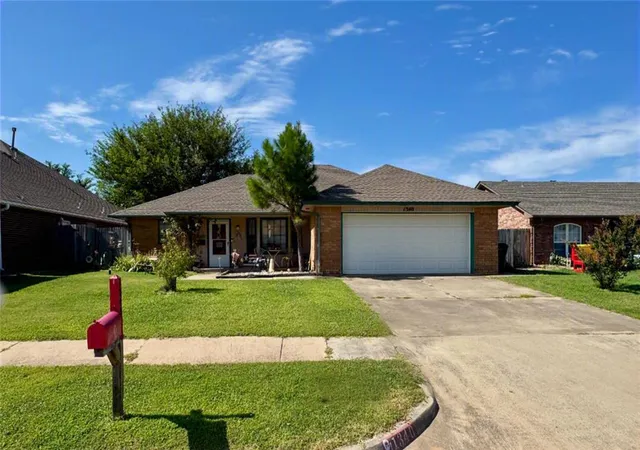 Homes for sale in Moore, OK | 1340 Nw 9th St, Moore, OK 73170 | MLS# 1239009