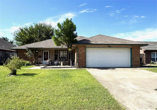 Homes for sale in Moore, OK | 1340 Nw 9th St, Moore, OK 73170 | MLS# 1239009