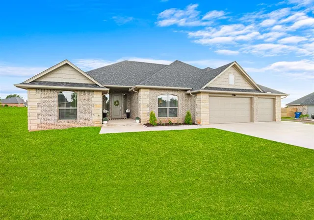 2nd image of 9131 Oak Tree Cir, Edmond, OK 73025 | MLS# 1239015