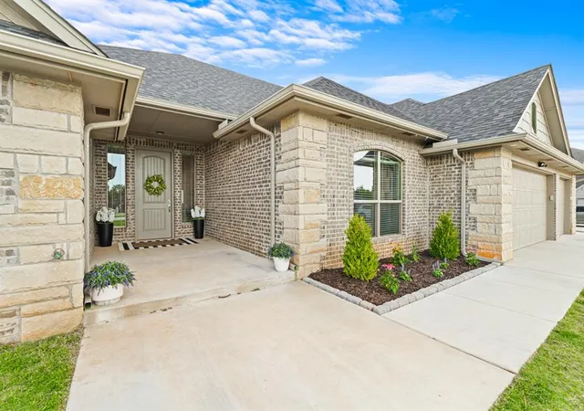 3rd image of 9131 Oak Tree Cir, Edmond, OK 73025 | MLS# 1239015