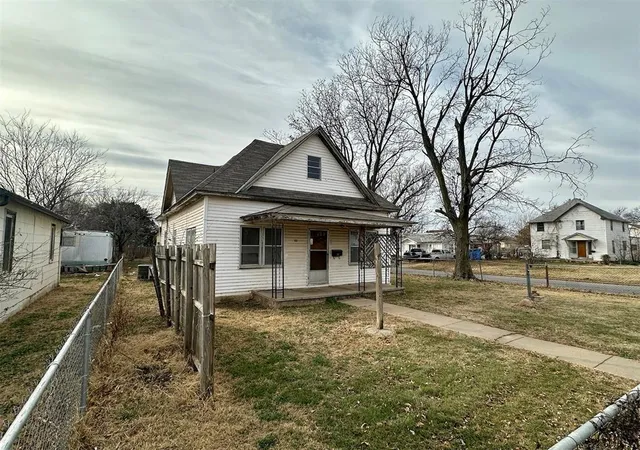 Homes for sale in Watonga, OK | 323 W 3rd St, Watonga, OK 73772 | MLS# 1239023