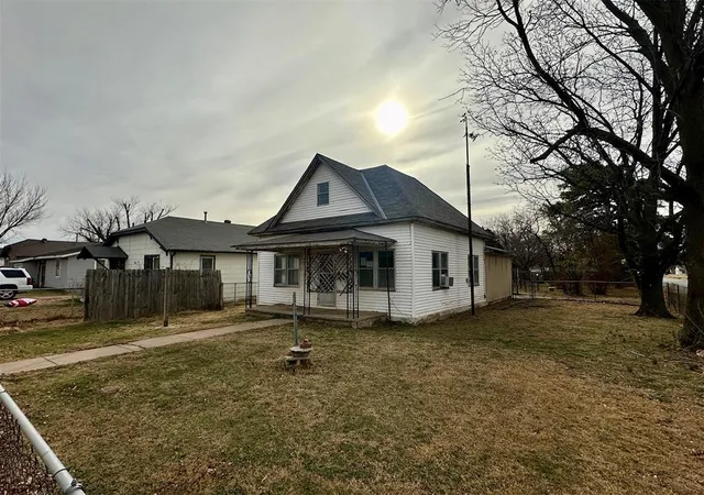 Homes for sale in Watonga, OK | 323 W 3Rd St, Watonga, OK 73772 | MLS# 1239023
