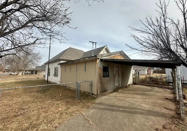 Homes for sale in Watonga, OK | 323 W 3Rd St, Watonga, OK 73772 | MLS# 1239023