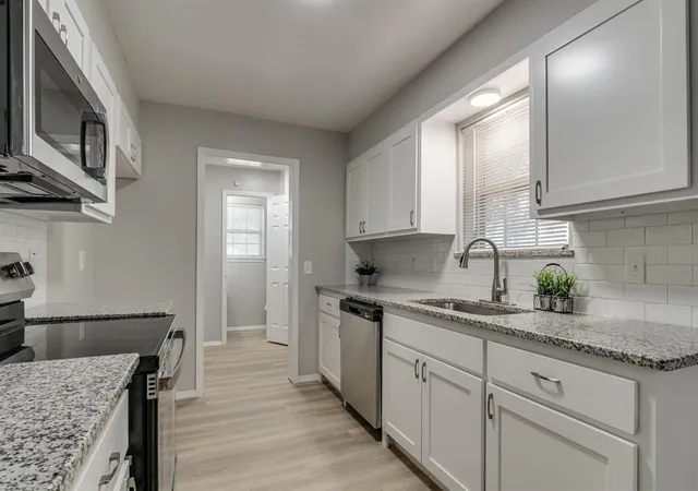 2nd image of 809 Holly Hill Rd, Edmond, OK 73003 | MLS# 1239039