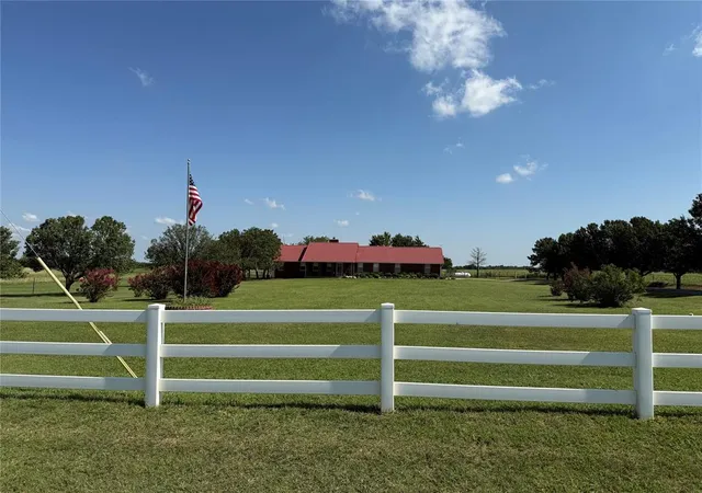 Homes for sale in Crescent, OK | 13956 W County Road 70, Crescent, OK 73028 | MLS# 1239048