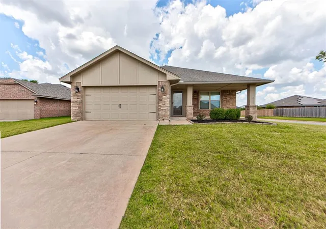 Homes for sale in Yukon, OK | 1213 Laurel Creek Dr, Yukon, OK 73099 | MLS# 1239104