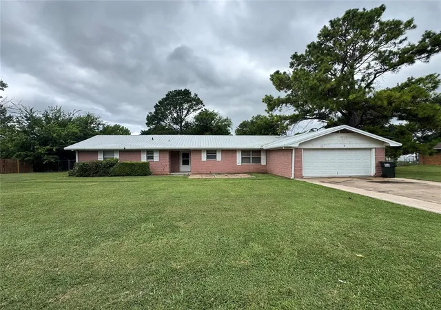 Homes for sale in Davis, OK | 106 Hazelwood St, Davis, OK 73030 | MLS# 1239138