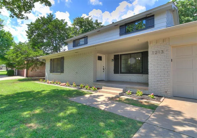 2nd image of 1213 Mockingbird Ln, Edmond, OK 73034 | MLS# 1239153