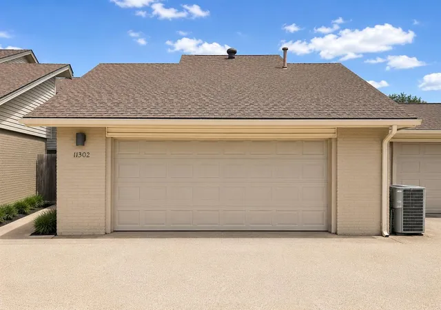Photo 2 of Sale Pending at 11302 N Benttree Cir, Oklahoma City, OK 73120 | MLS# 1239164 | Listing updated on 2026-08-28