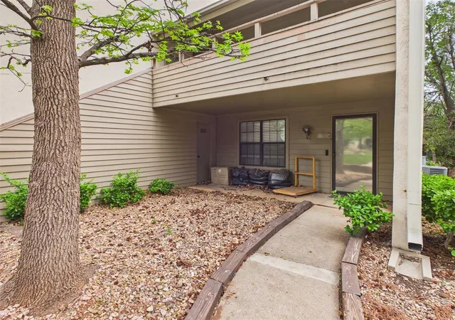 1st image of 11130 Stratford Dr #325, Oklahoma City, OK 73120 | MLS# 1239210