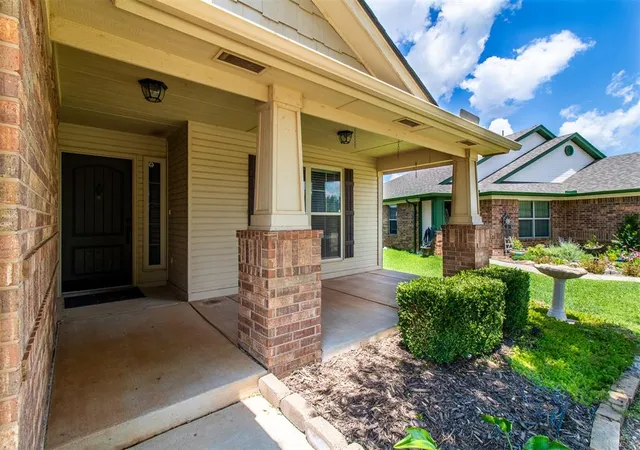 Photo 2 of Single family home for sale at 1009 Bear Mountain Dr, Norman, OK 73069 | MLS# 1239224 | Listing updated on 2026-09-02