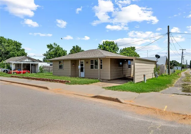 Homes for sale in Weatherford, OK | 516 E Huber Ave, Weatherford, OK 73096 | MLS# 1239230