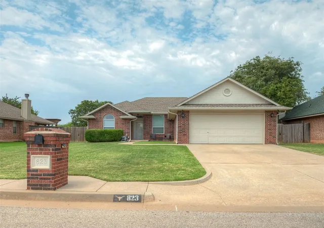 Homes for sale in Piedmont, OK | 823 Olde Town Dr, Piedmont, OK 73078 | MLS# 1239231