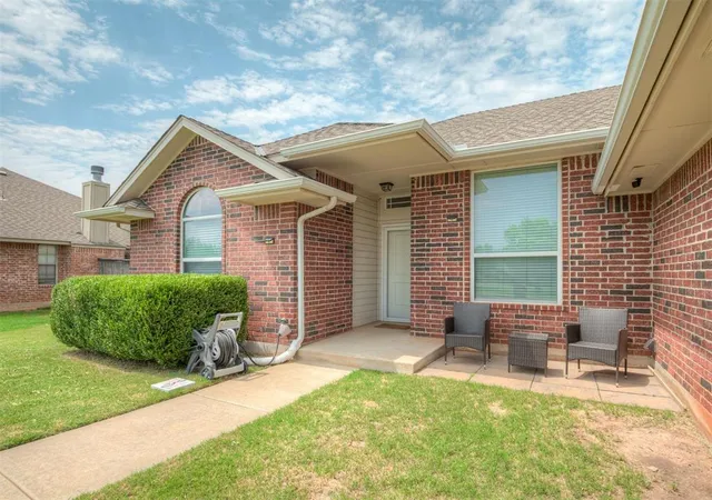 Homes for sale in Piedmont, OK | 823 Olde Town Dr, Piedmont, OK 73078 | MLS# 1239231