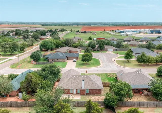 Homes for sale in Piedmont, OK | 823 Olde Town Dr, Piedmont, OK 73078 | MLS# 1239231