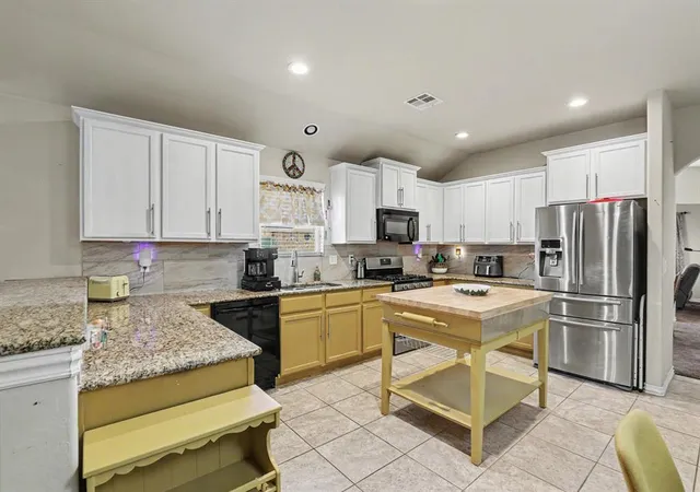 Photo 3 of Single family home for sale at 9505 Timberwind Ln, Yukon, OK 73099 | MLS# 1239299 | Listing updated on 2026-10-08