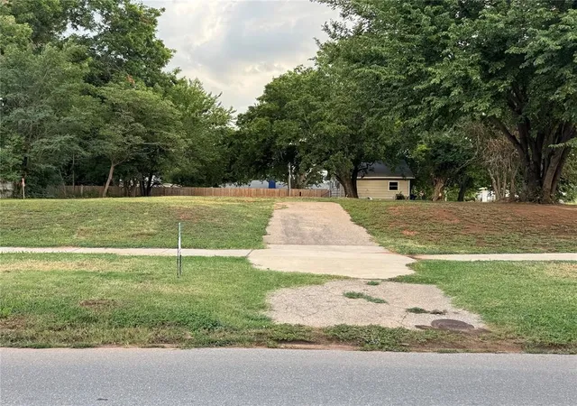 Homes for sale in Chickasha, OK | 904 S 1st St, Chickasha, OK 73018 | MLS# 1239301