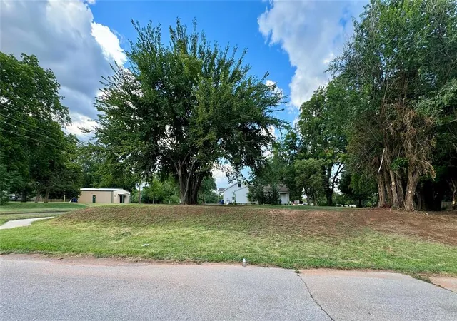 Homes for sale in Chickasha, OK | 0000 S 1st St, Chickasha, OK 73018 | MLS# 1239304