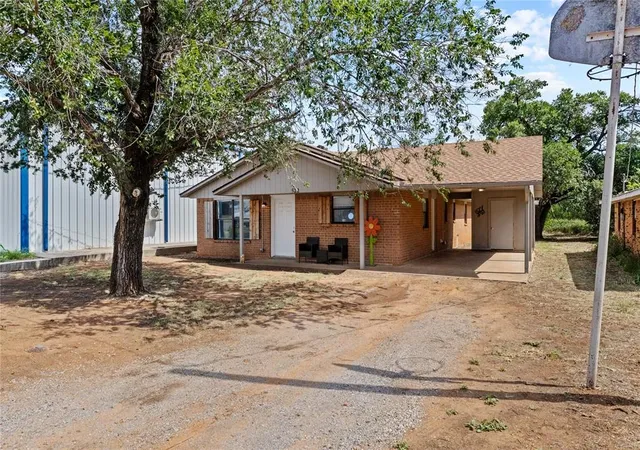 Homes for sale in Weatherford, OK | 522 E Clark Ave, Weatherford, OK 73096 | MLS# 1239315